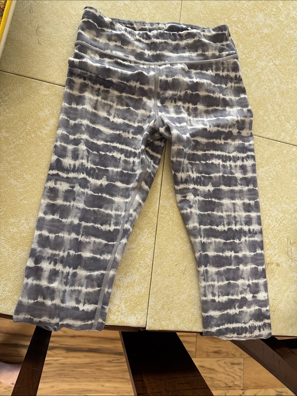 Athleta Girls Gray and White Tie-Dye Capri Leggings